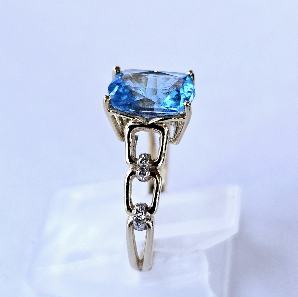 Elegant Genuine Blue Topaz & Diamond Ring in 14kt Solid Yellow Gold! 🩵💎 - Picture 8 of 10